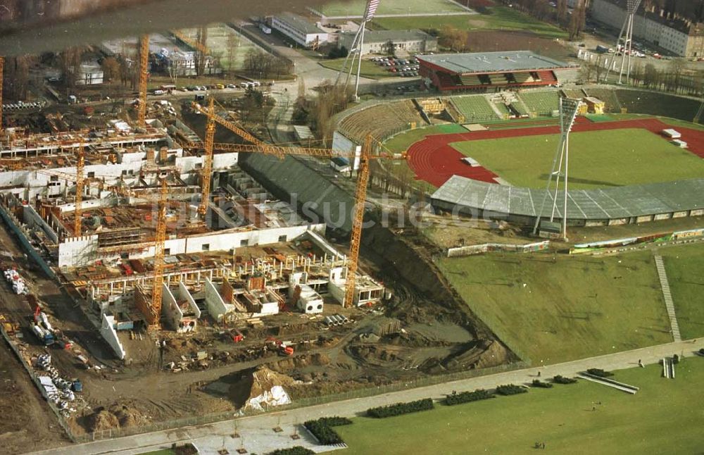 Luftaufnahme Berlin - 13.02.95 Sporthallenbau im Jahnsportpark in Berlin-Prenzlauerberg