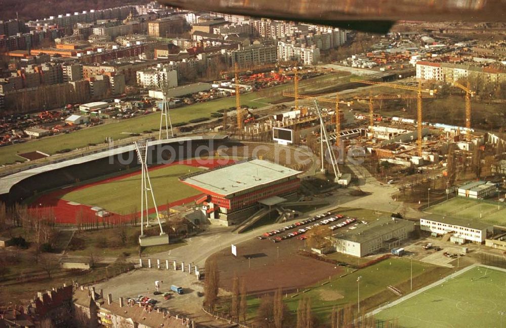 Berlin aus der Vogelperspektive: 13.02.95 Sporthallenbau im Jahnsportpark in Berlin-Prenzlauerberg