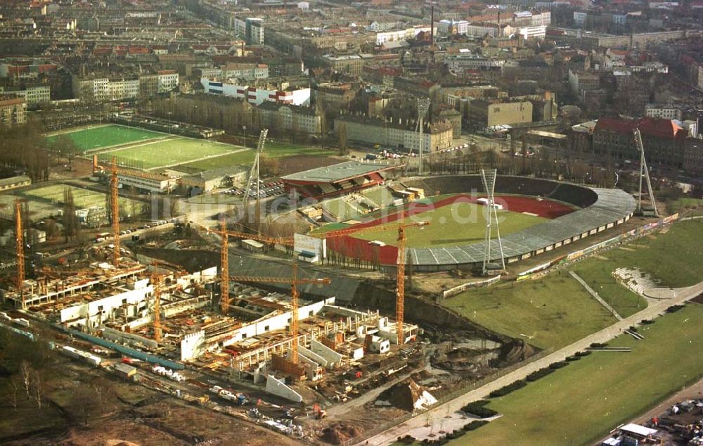 Luftbild Berlin - 13.02.95 Sporthallenbau im Jahnsportpark in Berlin-Prenzlauerberg