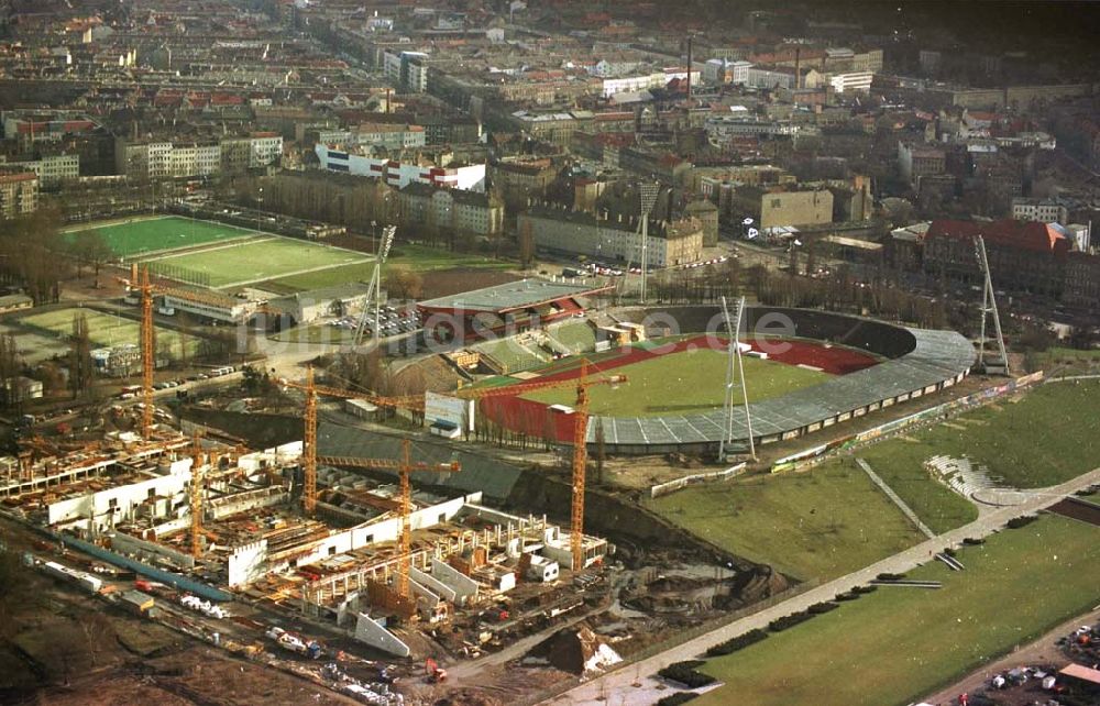 Berlin von oben - 13.02.95 Sporthallenbau im Jahnsportpark in Berlin-Prenzlauerberg