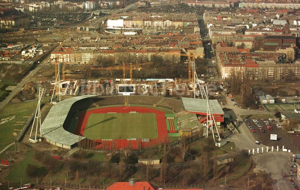 Berlin von oben - 13.02.95 Sporthallenbau im Jahnsportpark in Berlin-Prenzlauerberg