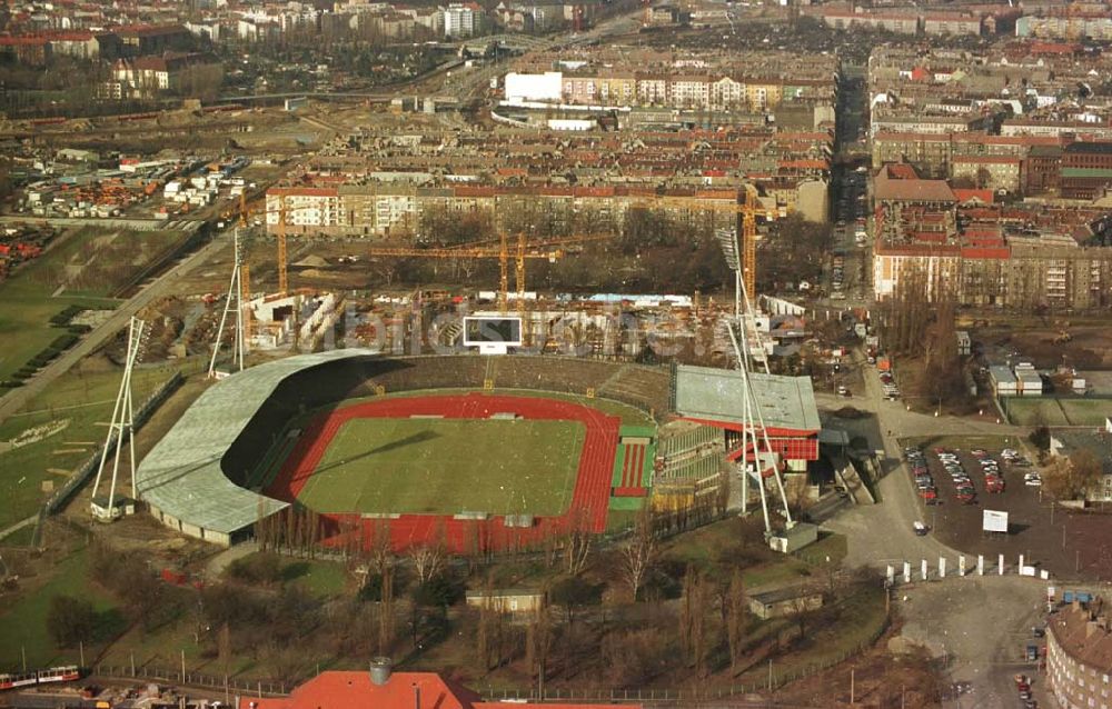 Berlin aus der Vogelperspektive: 13.02.95 Sporthallenbau im Jahnsportpark in Berlin-Prenzlauerberg