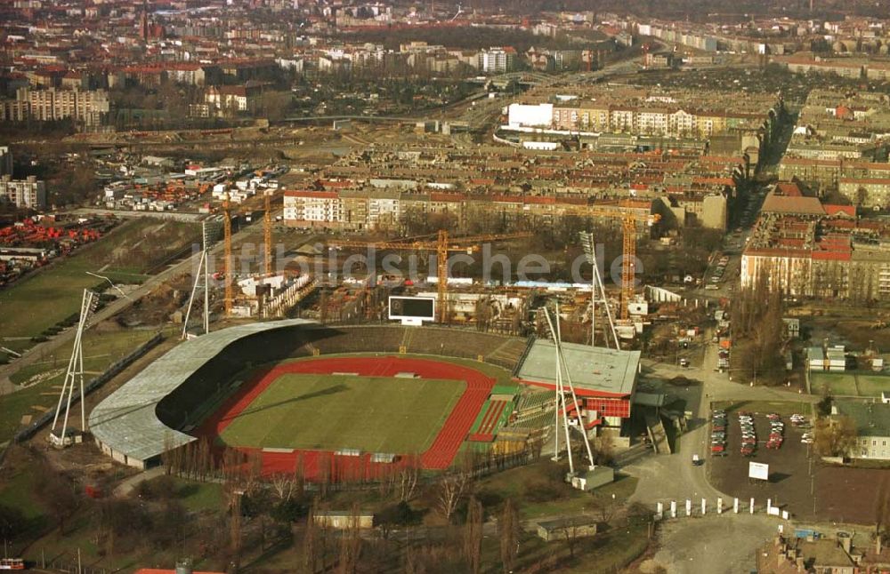 Luftbild Berlin - 13.02.95 Sporthallenbau im Jahnsportpark in Berlin-Prenzlauerberg