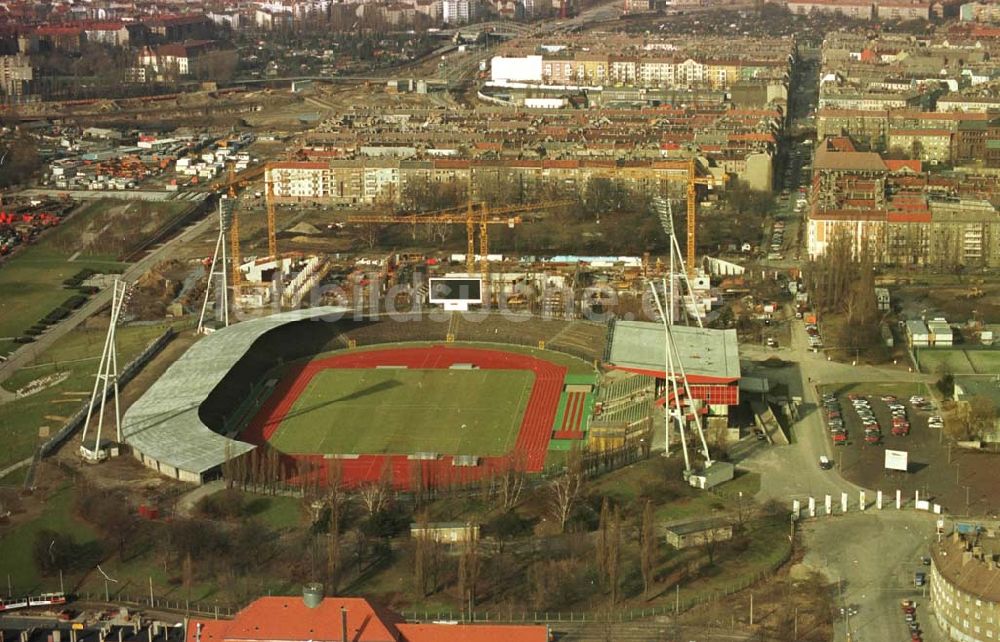 Berlin von oben - 13.02.95 Sporthallenbau im Jahnsportpark in Berlin-Prenzlauerberg