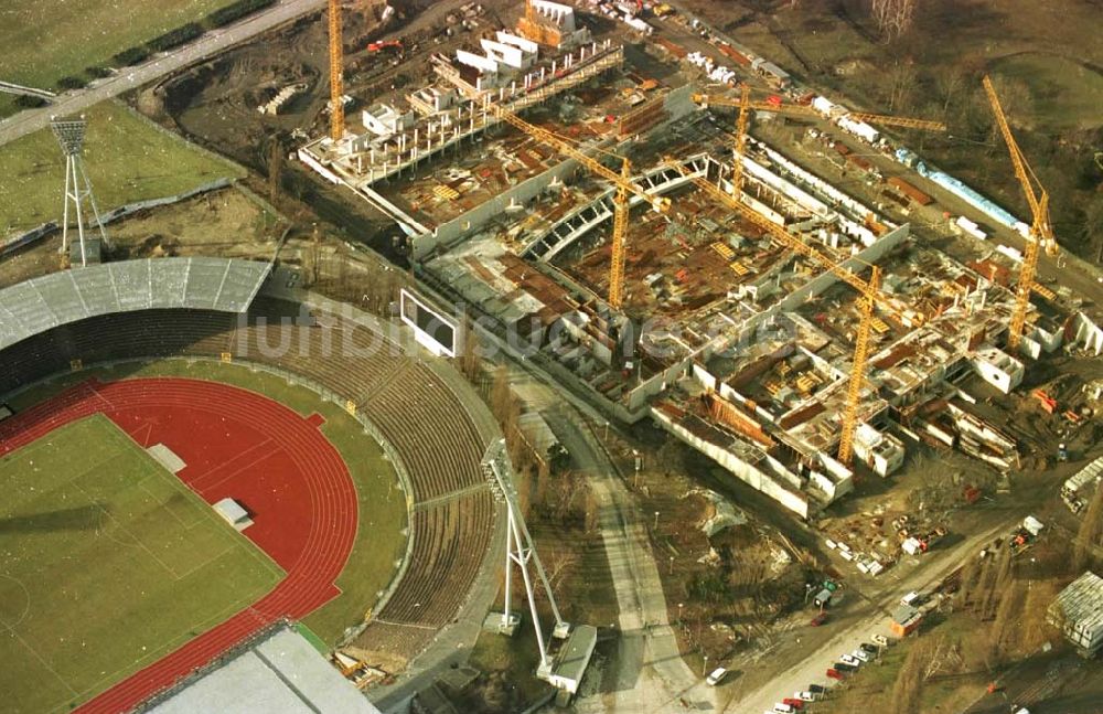 Luftbild Berlin - 13.02.95 Sporthallenbau im Jahnsportpark in Berlin-Prenzlauerberg