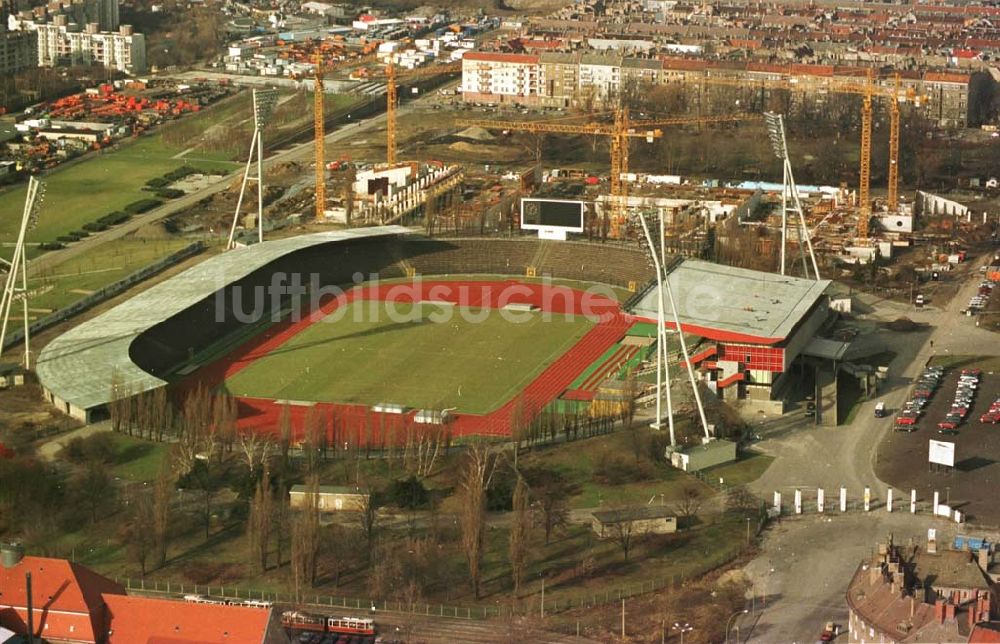 Berlin aus der Vogelperspektive: 13.02.95 Sporthallenbau im Jahnsportpark in Berlin-Prenzlauerberg