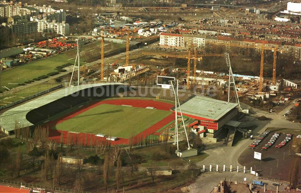 Berlin von oben - 13.02.95 Sporthallenbau im Jahnsportpark in Berlin-Prenzlauerberg