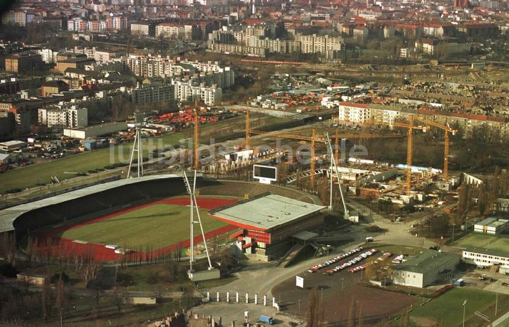 Luftbild Berlin - 13.02.95 Sporthallenbau im Jahnsportpark in Berlin-Prenzlauerberg