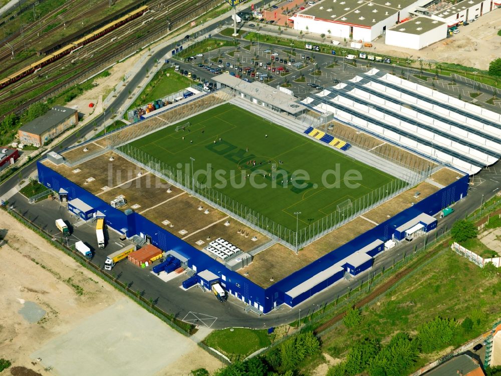 Luftbild Berlin - Sportplatz auf dem Dach der Metro- Niederlassung in Berlin Friedrichshain