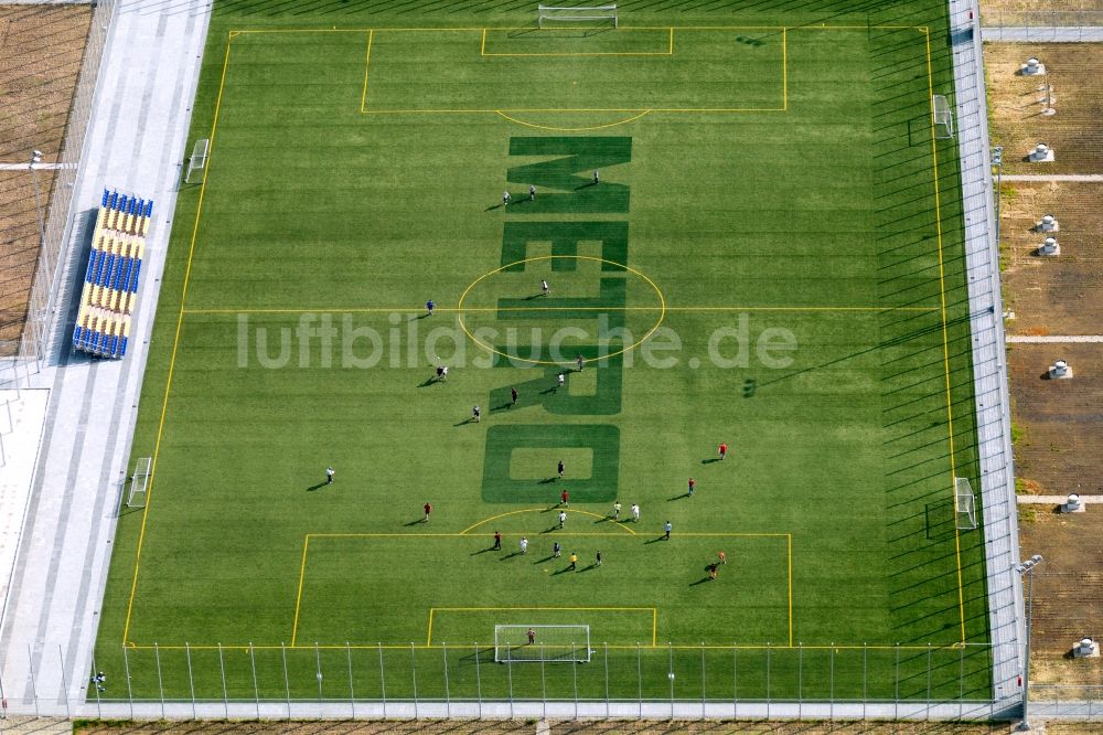 Luftaufnahme Berlin - Sportplatz auf dem Dach der Metro- Niederlassung in Berlin Friedrichshain