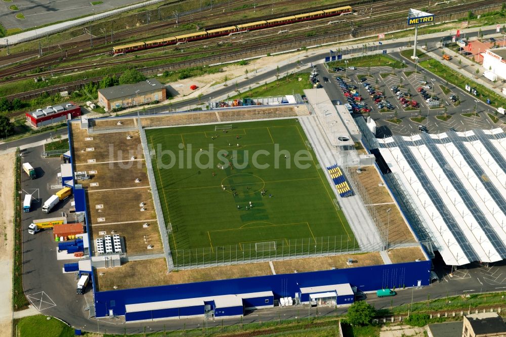 Berlin von oben - Sportplatz auf dem Dach der Metro- Niederlassung in Berlin Friedrichshain