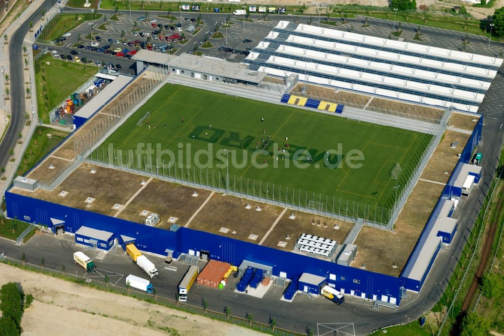 Luftbild Berlin - Sportplatz auf dem Dach der Metro- Niederlassung in Berlin Friedrichshain