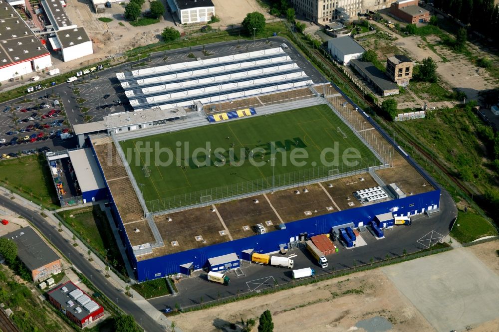 Luftaufnahme Berlin - Sportplatz auf dem Dach der Metro- Niederlassung in Berlin Friedrichshain