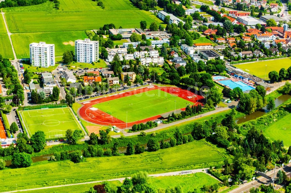 Bad Vilbel aus der Vogelperspektive: Sportplatz- Fussballplatz in Bad Vilbel im Bundesland Hessen, Deutschland