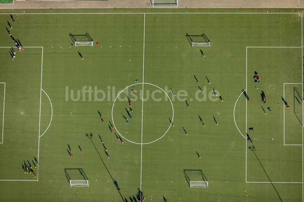 Bottrop aus der Vogelperspektive: Sportplatz- Fussballplatz des SV 1911 Bottrop e.V. In den Weywiesen in Bottrop im Bundesland Nordrhein-Westfalen, Deutschland