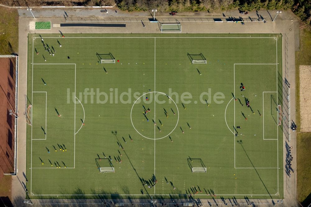 Bottrop von oben - Sportplatz- Fussballplatz des SV 1911 Bottrop e.V. In den Weywiesen in Bottrop im Bundesland Nordrhein-Westfalen, Deutschland