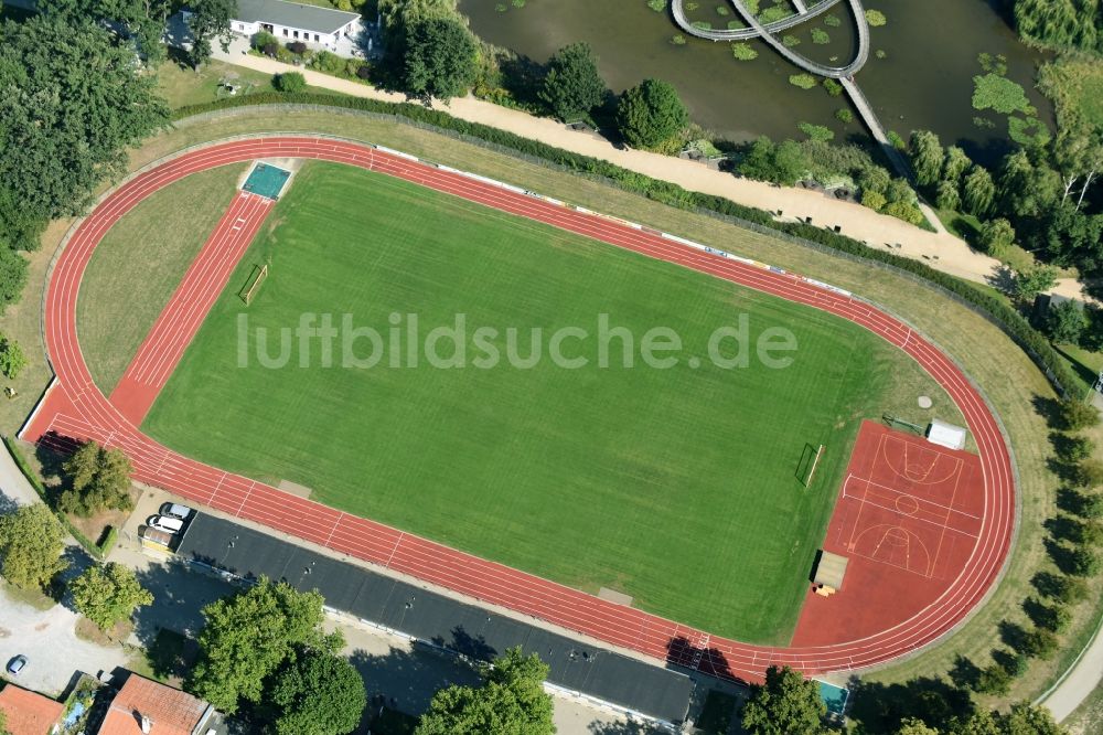 Rathenow aus der Vogelperspektive: Sportplatz- Fussballplatz des BSC Rathenow 1994 e.V. in Rathenow im Bundesland Brandenburg