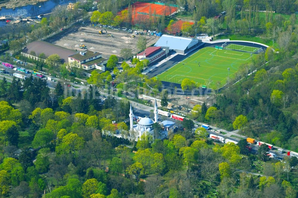 Berlin von oben - Sportplatz- Fussballplatz am Columbiadamm in Berlin, Deutschland