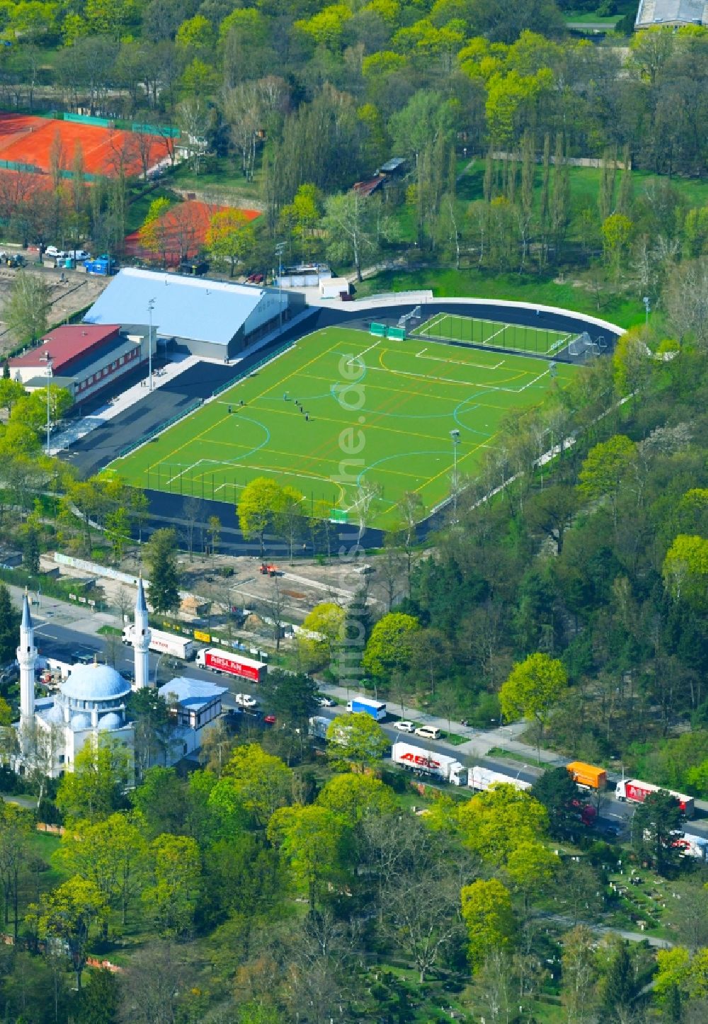 Berlin aus der Vogelperspektive: Sportplatz- Fussballplatz am Columbiadamm in Berlin, Deutschland