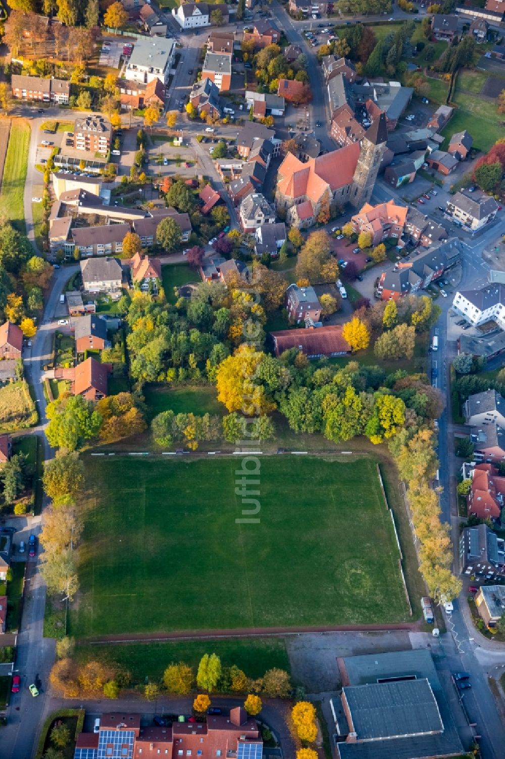 Hamm aus der Vogelperspektive: Sportplatz- Fussballplatz an der Dörholtstraße in Hamm im Bundesland Nordrhein-Westfalen