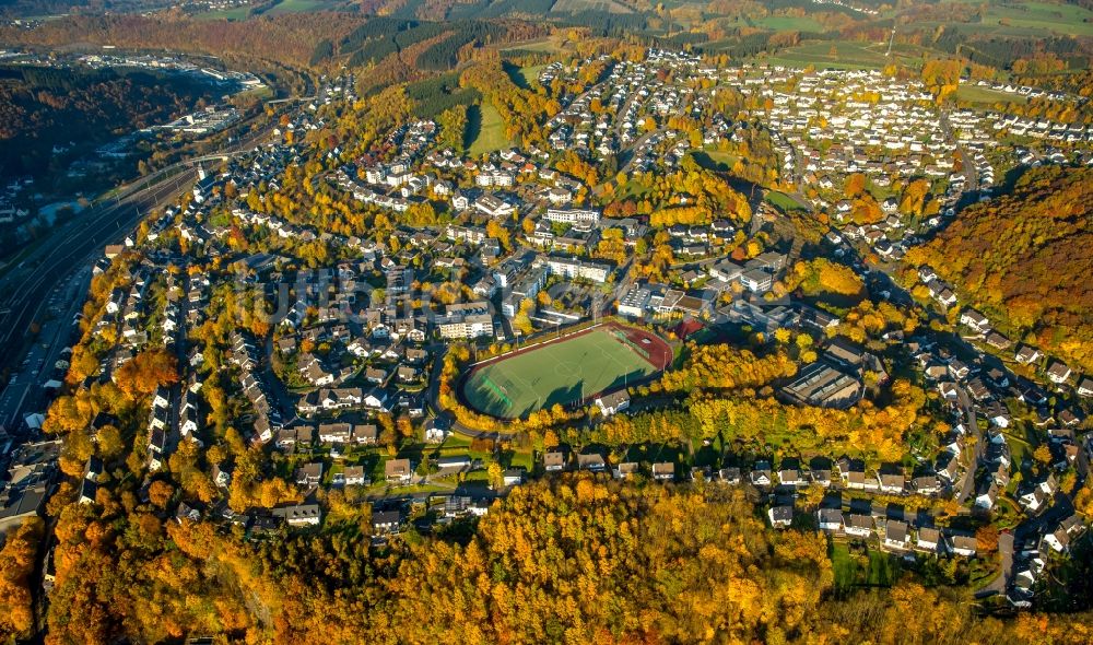 Luftaufnahme Finnentrop - Sportplatz und Fussballplatz des F.C.Finnentrop 1979 e.V. im Süden des herbstlichen Finnentrop im Bundesland Nordrhein-Westfalen