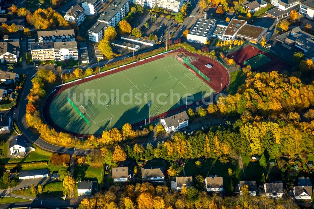 Finnentrop von oben - Sportplatz und Fussballplatz des F.C.Finnentrop 1979 e.V. im Süden des herbstlichen Finnentrop im Bundesland Nordrhein-Westfalen