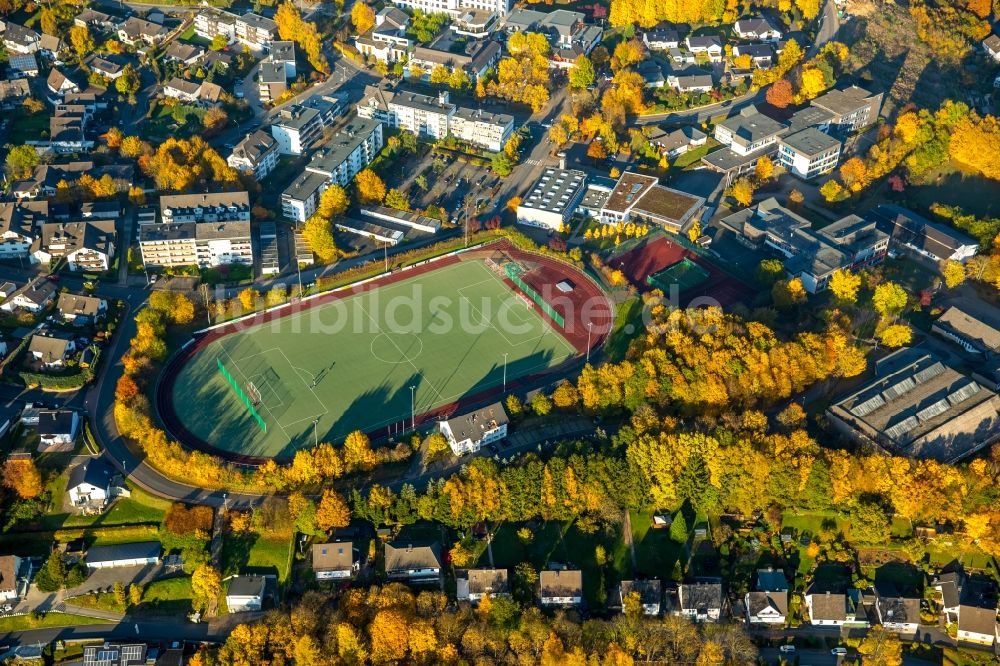 Finnentrop aus der Vogelperspektive: Sportplatz und Fussballplatz des F.C.Finnentrop 1979 e.V. im Süden des herbstlichen Finnentrop im Bundesland Nordrhein-Westfalen