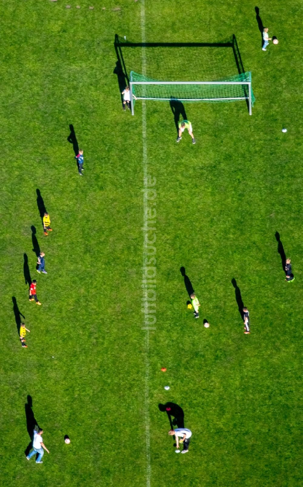 Hamm aus der Vogelperspektive: Sportplatz- Fussballplatz am Freiherr-vom-Stein-Gymnasium an der Karl-Koßmann-Straße in Hamm im Bundesland Nordrhein-Westfalen