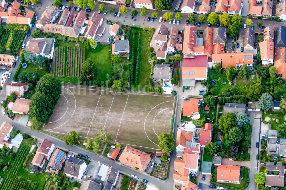 Rhodt unter Rietburg aus der Vogelperspektive: Sportplatz- Fussballplatz der Freizeitanlage in Rhodt unter Rietburg im Bundesland Rheinland-Pfalz, Deutschland