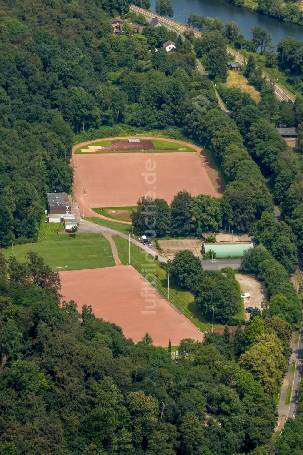 Essen aus der Vogelperspektive: Sportplatz- Fussballplatz des Fußball- Sport- Verein Kettwig e.V. in Essen im Bundesland Nordrhein-Westfalen