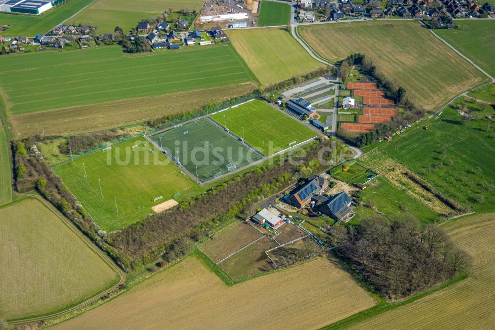 Hamminkeln aus der Vogelperspektive: Sportplatz- Fussballplatz des Fußballvereins Hamminkelner S.V. 1920/46 in Hamminkeln im Bundesland Nordrhein-Westfalen, Deutschland