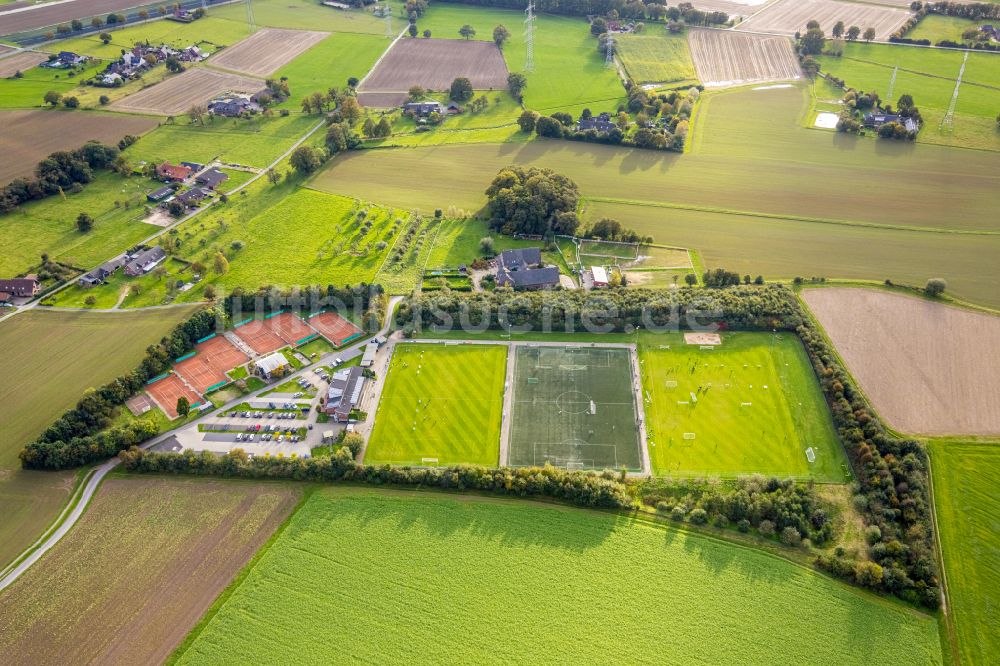 Hamminkeln von oben - Sportplatz- Fussballplatz des Fußballvereins Hamminkelner S.V. 1920/46 in Hamminkeln im Bundesland Nordrhein-Westfalen, Deutschland