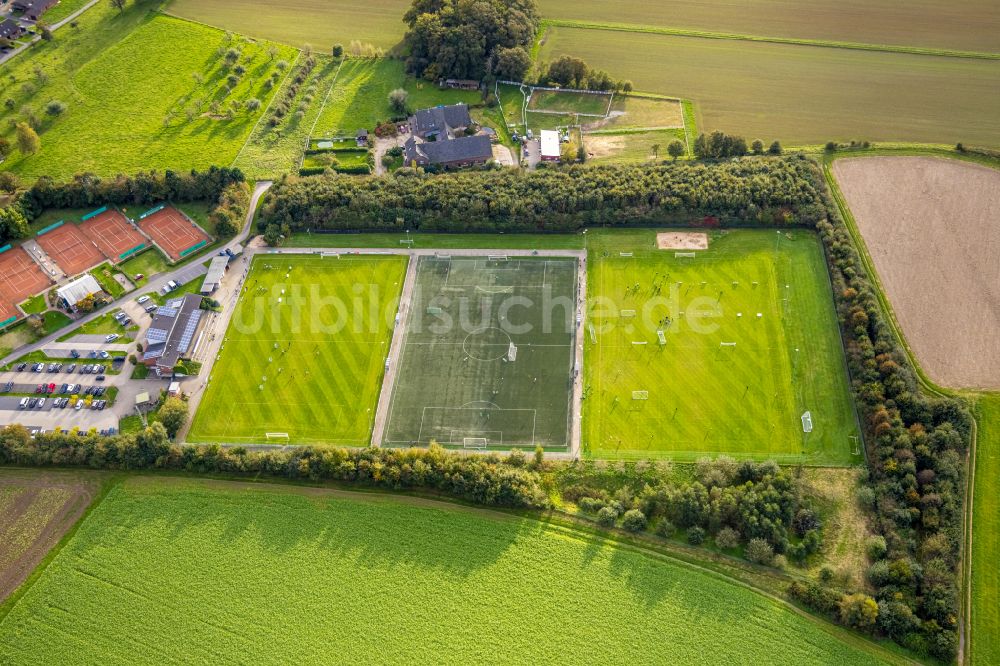 Hamminkeln aus der Vogelperspektive: Sportplatz- Fussballplatz des Fußballvereins Hamminkelner S.V. 1920/46 in Hamminkeln im Bundesland Nordrhein-Westfalen, Deutschland