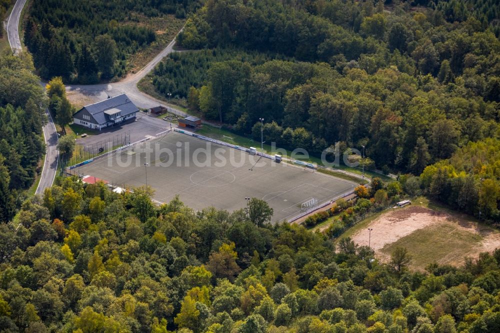 Salchendorf aus der Vogelperspektive: Sportplatz- Fussballplatz des SV Germania Salchendorf 1910 e.V. in Salchendorf im Bundesland Nordrhein-Westfalen, Deutschland