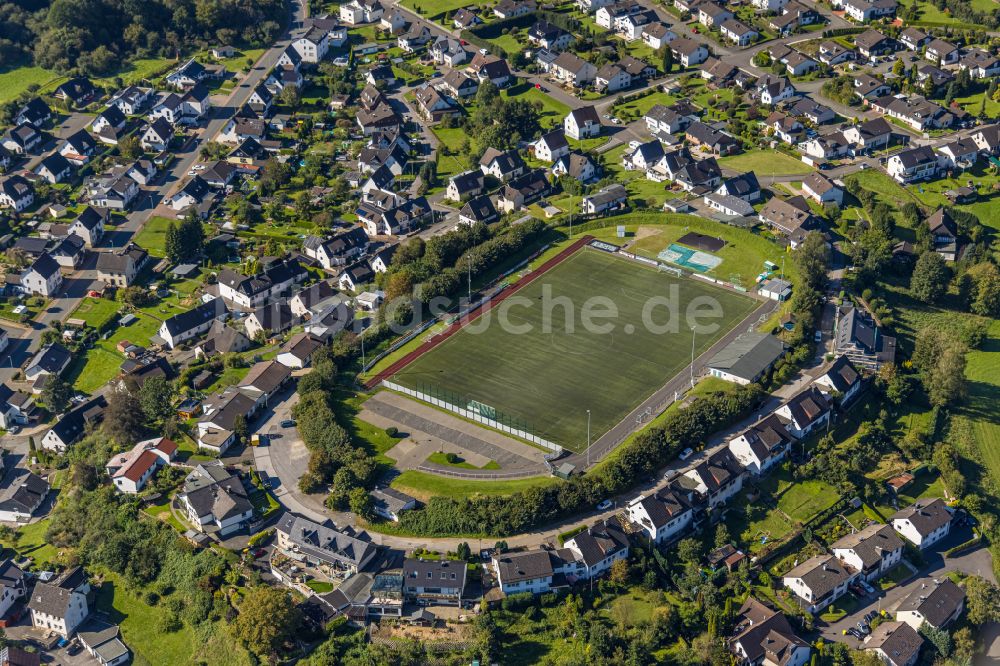 Heggen aus der Vogelperspektive: Sportplatz- Fussballplatz in Heggen im Bundesland Nordrhein-Westfalen, Deutschland