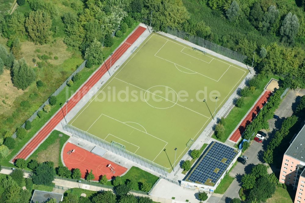 Luftaufnahme Berlin - Sportplatz- Fussballplatz des Hellersdorfer FC im Ortsteil Marzahn-Hellersdorf in Berlin, Deutschland