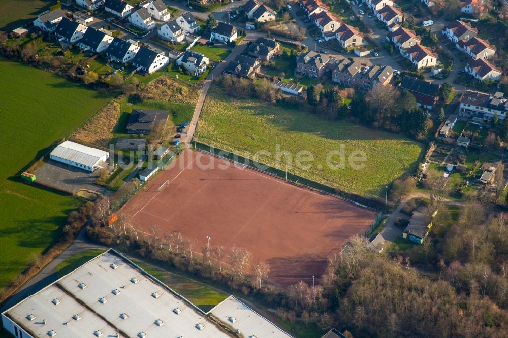 Luftaufnahme Hattingen - Sportplatz- Fussballplatz des SV Holthausen im Ortsteil Holthausen in Hattingen im Bundesland Nordrhein-Westfalen