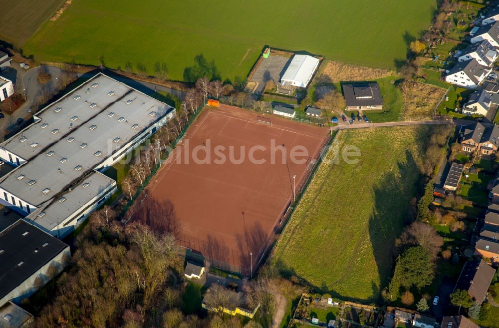 Hattingen aus der Vogelperspektive: Sportplatz- Fussballplatz des SV Holthausen im Ortsteil Holthausen in Hattingen im Bundesland Nordrhein-Westfalen