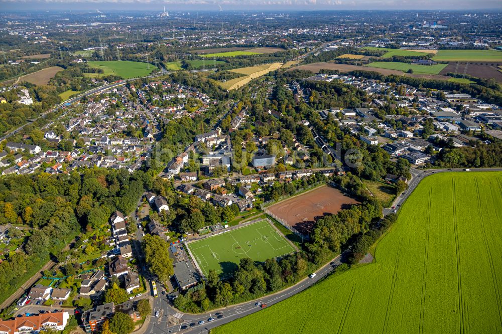 Essen aus der Vogelperspektive: Sportplatz- Fussballplatz des SV Leithe 19/65 e.V. im Ortsteil Leithe in Essen im Bundesland Nordrhein-Westfalen, Deutschland