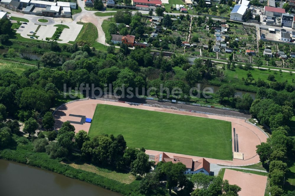 Luftaufnahme Calbe (Saale) - Sportplatz- Fussballplatz des Markus Scheibel Sportlerheim Heger in Calbe (Saale) im Bundesland Sachsen-Anhalt