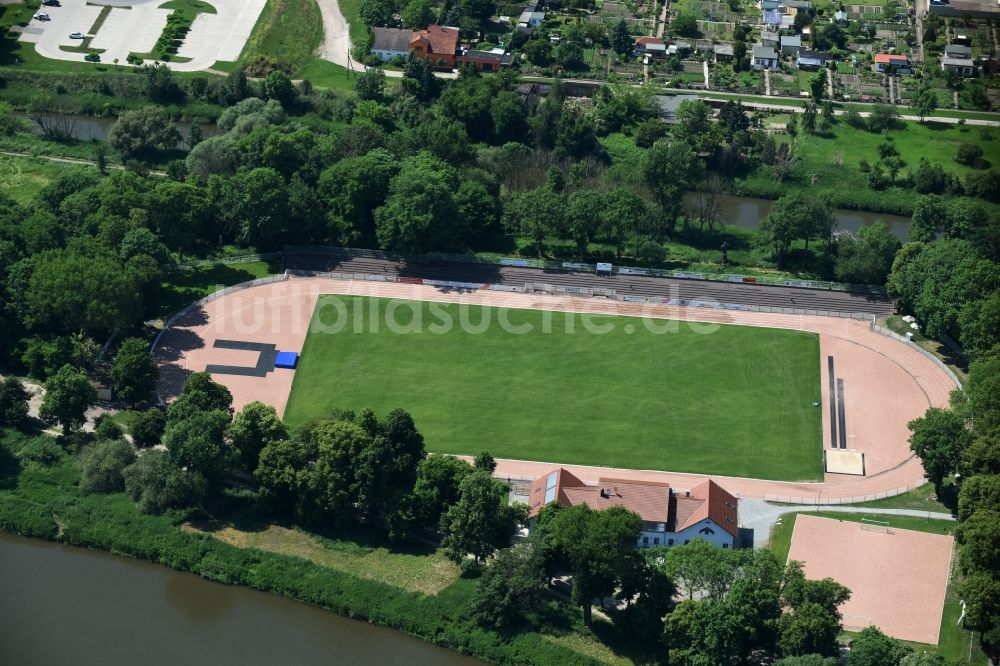 Calbe (Saale) von oben - Sportplatz- Fussballplatz des Markus Scheibel Sportlerheim Heger in Calbe (Saale) im Bundesland Sachsen-Anhalt