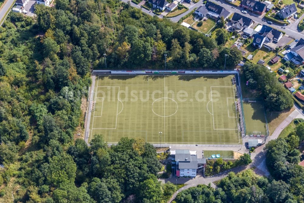 Menden (Sauerland) von oben - Sportplatz- Fussballplatz an der Münkerstraße in Menden (Sauerland) im Bundesland Nordrhein-Westfalen, Deutschland