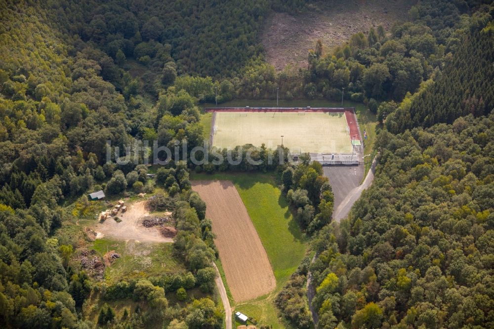 Netphen aus der Vogelperspektive: Sportplatz- Fussballplatz des SV Netphen 1912 e. V. in Netphen im Bundesland Nordrhein-Westfalen, Deutschland