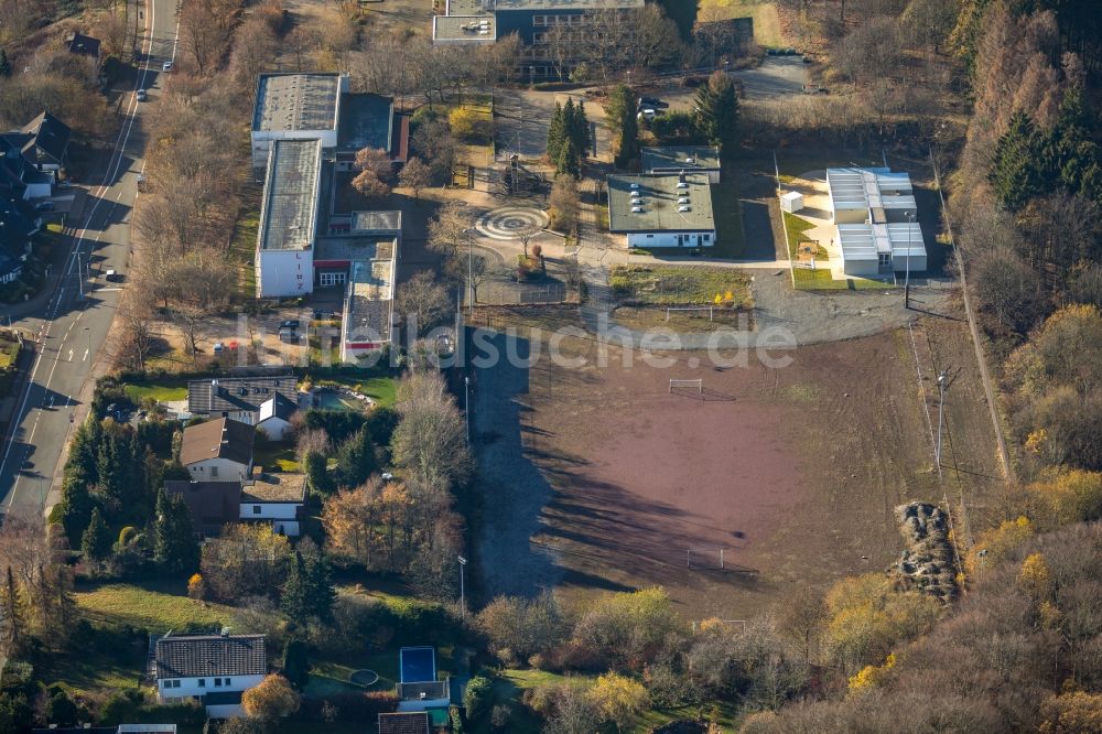 Lüdenscheid von oben - Sportplatz- Fussballplatz an der Parkstraße in Lüdenscheid im Bundesland Nordrhein-Westfalen, Deutschland