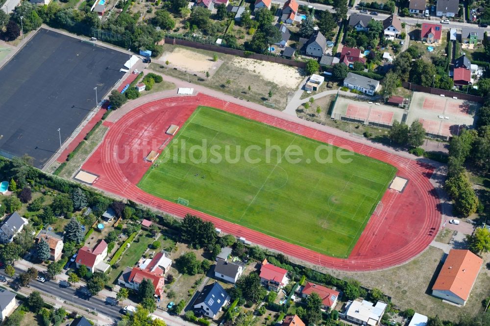 Luftaufnahme Berlin - Sportplatz- Fussballplatz Am Rosenhag im Ortsteil Hellersdorf in Berlin, Deutschland