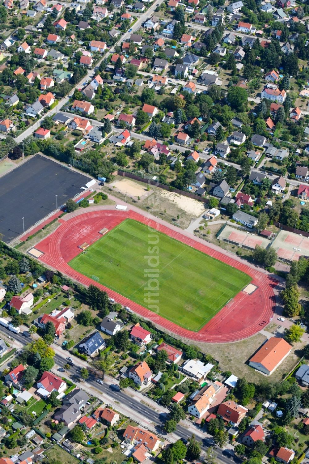 Berlin von oben - Sportplatz- Fussballplatz Am Rosenhag im Ortsteil Hellersdorf in Berlin, Deutschland