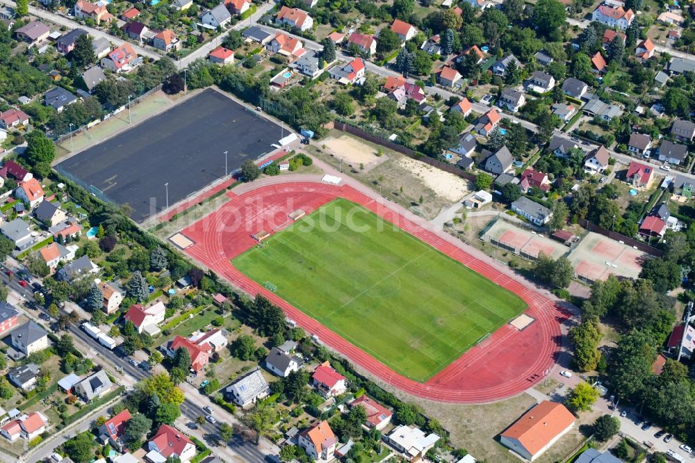 Berlin aus der Vogelperspektive: Sportplatz- Fussballplatz Am Rosenhag im Ortsteil Hellersdorf in Berlin, Deutschland