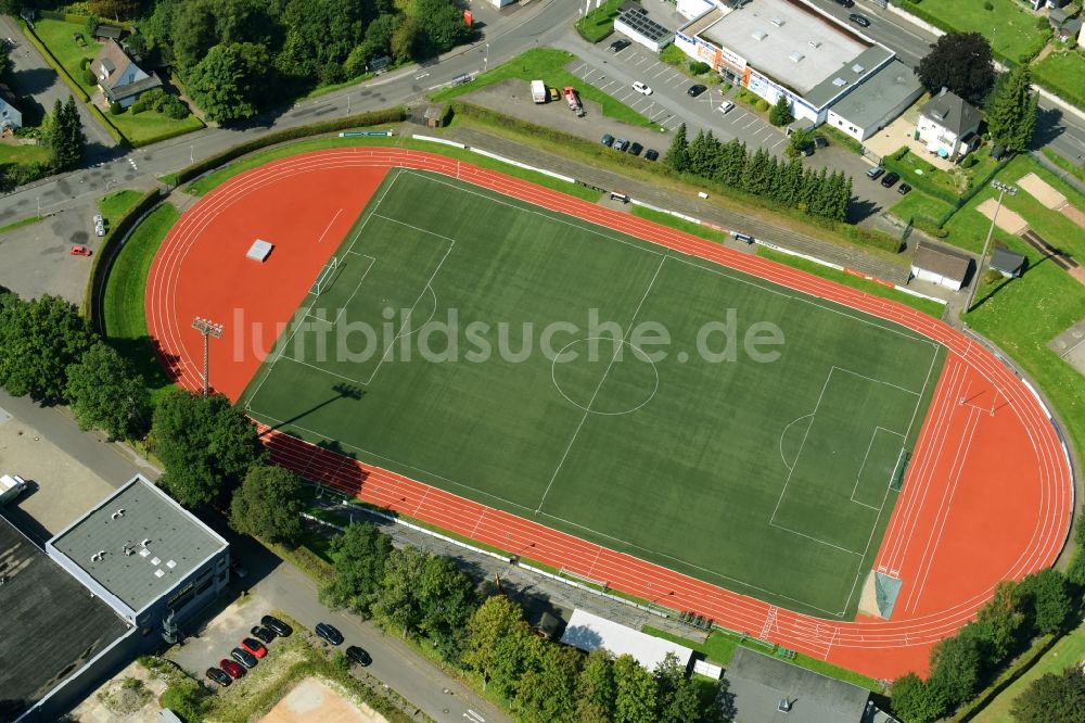 Meinerzhagen aus der Vogelperspektive: Sportplatz- Fussballplatz des RSV Meinerzhagen 1921 e.V. Am Stadion in Meinerzhagen im Bundesland Nordrhein-Westfalen, Deutschland