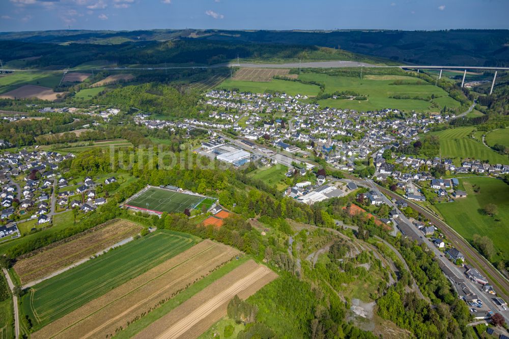 Bestwig von oben - Sportplatz- Fussballplatz Auf dem Schilde in Bestwig im Bundesland Nordrhein-Westfalen