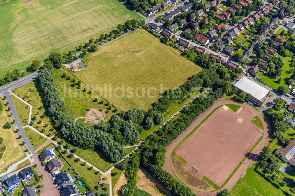 Hamm von oben - Sportplatz- Fussballplatz und das Schulgebäude der Albert-Schweitzer-Schule in Hamm im Bundesland Nordrhein-Westfalen, Deutschland